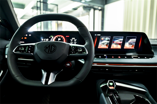 B級(jí)運(yùn)動(dòng)轎車新標(biāo)桿來(lái)了，MG7 2025款智能登場(chǎng)，限時(shí)一口價(jià)11.29萬(wàn)元起